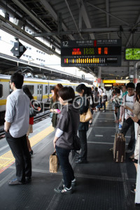Bahnhofsplattform in Shinjuku, mit dem Zug flexibel in Japan reisen Bahnhofsplattform in Shinjuku, mit dem Zug flexibel in Japan reisen